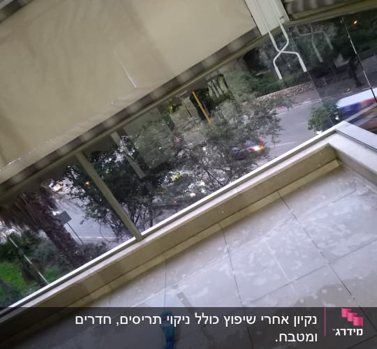 רצפה רטובה עם חומר ניקוי כחול